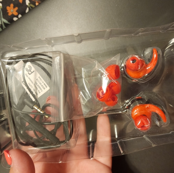 LVL Up Gaming Headset/Earbuds with Detachable Microphone - Picture 4 of 6